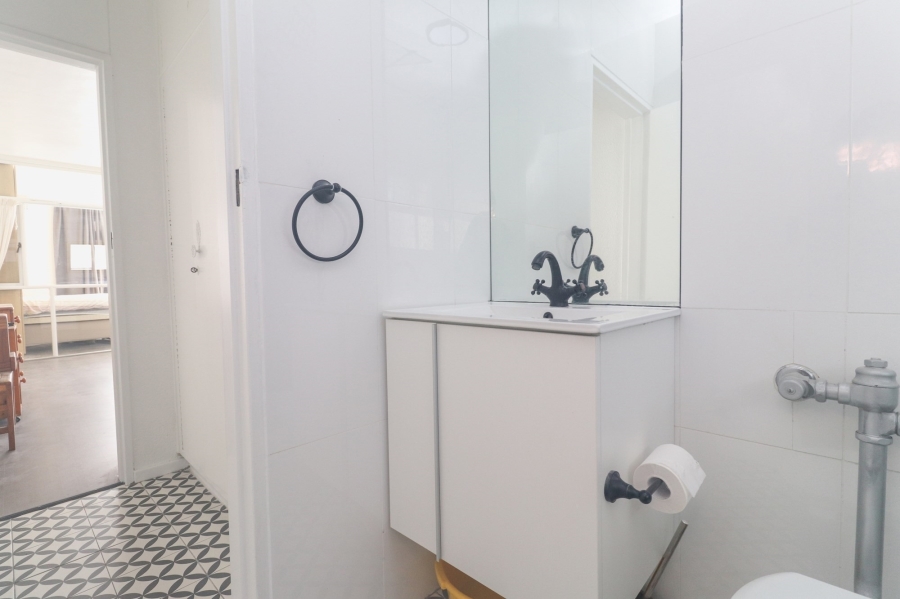 1 Bedroom Property for Sale in Sea Point Western Cape